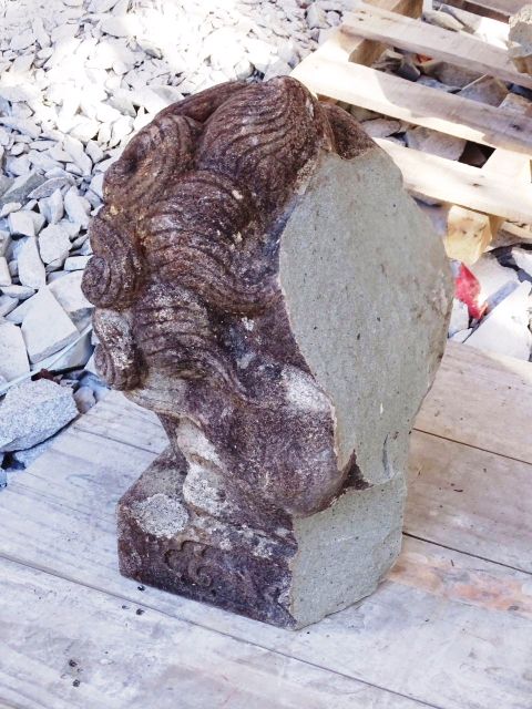 切断された狛犬
