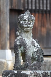 寺院に宝珠狛犬