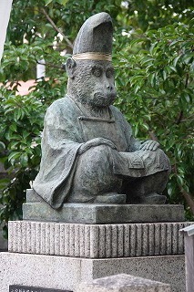 ブロンズで制作された親使のサル