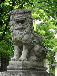 余り見かけない岡崎石工の狛犬