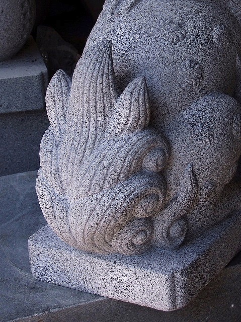 昔に戻した宝珠狛犬の尻尾