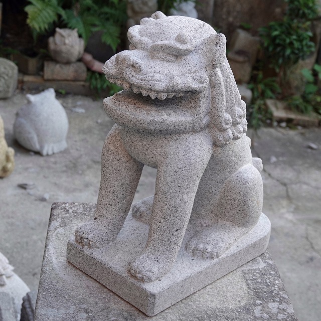 彫にシャープさは無いが花崗岩の柔らかな彫り