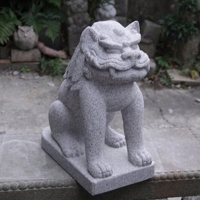 ある程度高さの有る台座に載せると狛犬も映えます 