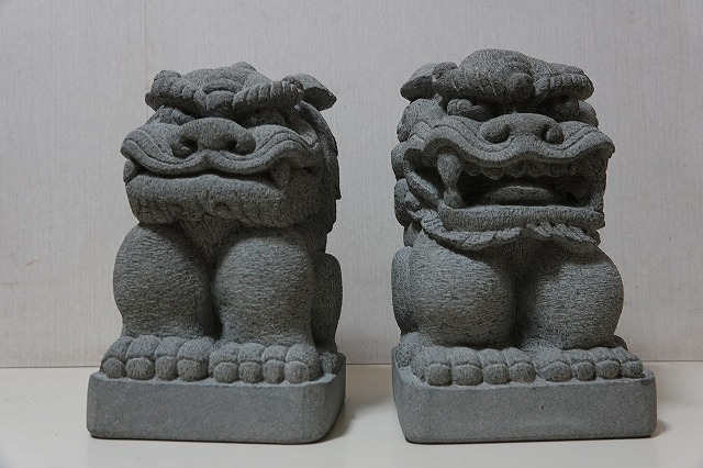 端材の和泉砂岩で彫刻した獅子狛犬・シーサー