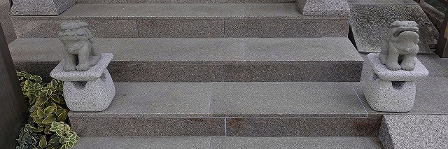 一般的には前向きに設置